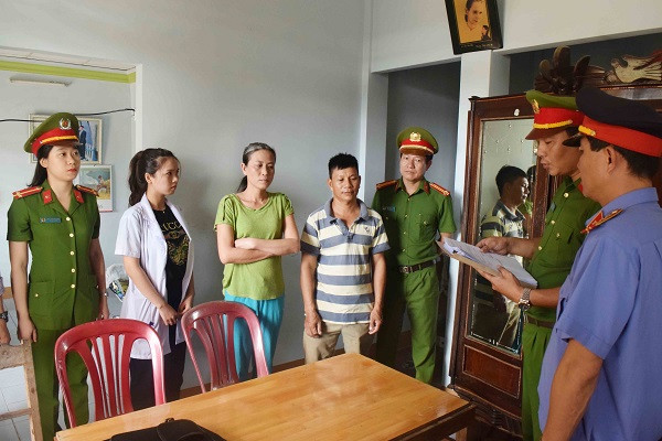 Công an đọc lệnh bắt giữ Tâm (áo xanh ở giữa).