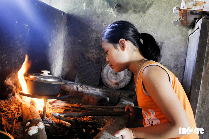 Buổi trưa, khi mẹ đi chợ bán giá chưa về, My tự nhen lửa nấu cơm.