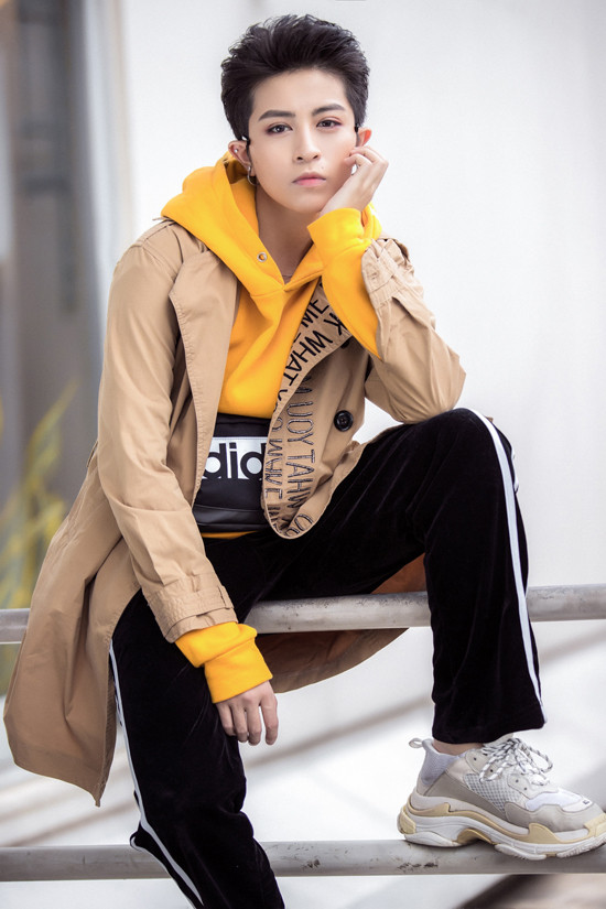 Giữa trời mùa hè, ca sĩ không ngại diện áo hoodie vàng nghệ, bên ngoài khoác áo măng tô màu nâu nhạt với điểm nhấn họa tiết nơi cổ áo. Giữa trời mùa hè, ca sĩ không ngại diện áo hoodie vàng nghệ, bên ngoài khoác áo măng tô màu nâu nhạt với điểm nhấn họa tiết nơi cổ áo.
