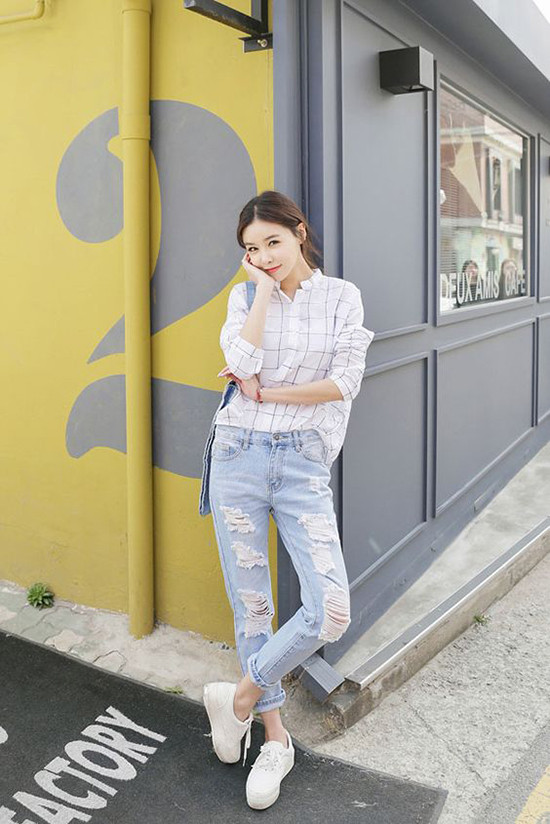  Những cô nàng cá tính và thích sự năng động có thể phối sơ mi cùng jeans rách và giầy thể thao.