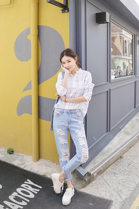  Những cô nàng cá tính và thích sự năng động có thể phối sơ mi cùng jeans rách và giầy thể thao.