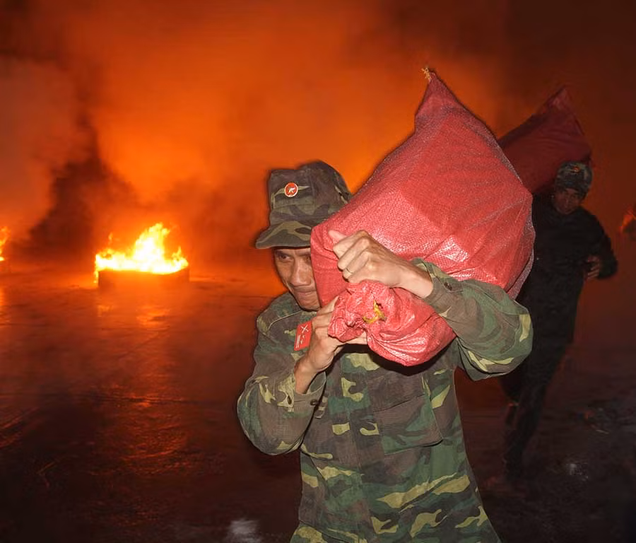 Đưa tài sản ra khỏi khu vực cháy. Ảnh: Văn Ngọc