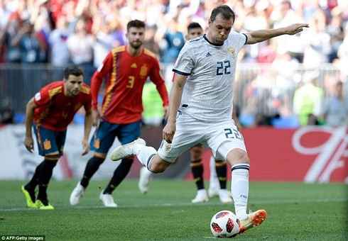 Artem Dzyuba được giao trọng trách đá phạt, anh đánh lừa được thủ môn De Gea mang về bàn gỡ hòa cho Nga (Ảnh: AFP).