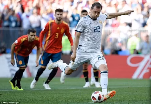Artem Dzyuba được giao trọng trách đá phạt, anh đánh lừa được thủ môn De Gea mang về bàn gỡ hòa cho Nga (Ảnh: AFP).