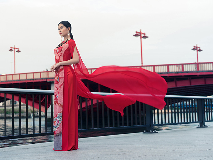  Dáng áo dài, phần xẻ tà được giữ nguyên và đan xen những chi tiết xếp layer, cut out, xẻ tay.