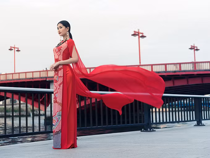  Dáng áo dài, phần xẻ tà được giữ nguyên và đan xen những chi tiết xếp layer, cut out, xẻ tay.