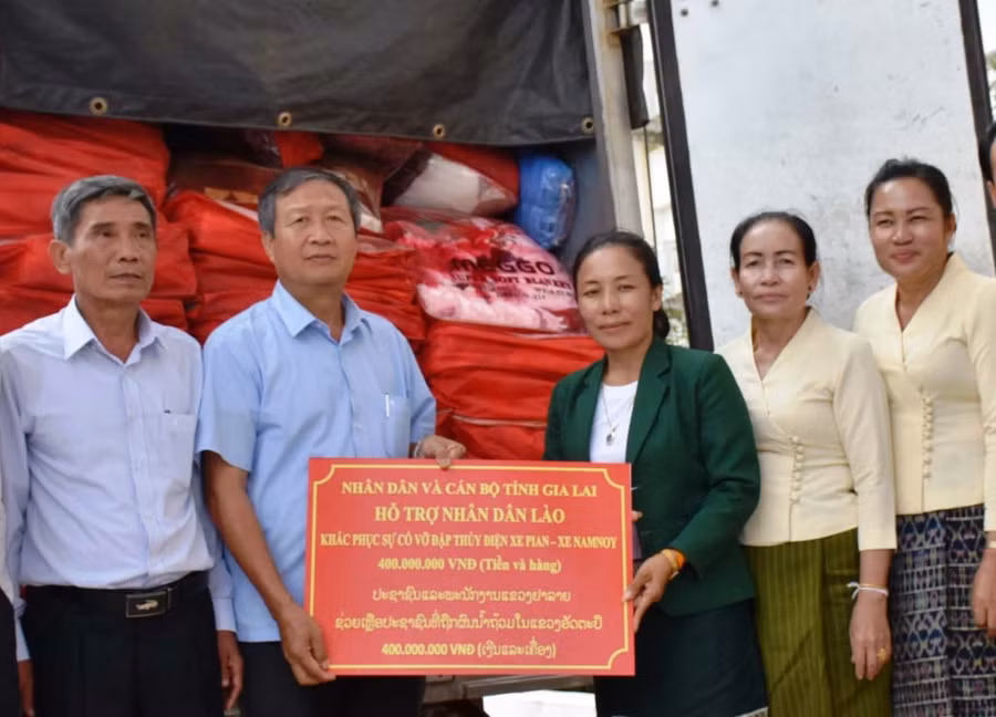 Tỉnh Gia Lai-đơn vị kết nghĩa với tỉnh Attapeu đã cử đoàn công tác sang thăm hỏi, chia sẻ và hỗ trợ 400 triệu đồng. Trong ảnh, ông Nguyễn Thành Nuôi-Phó Chủ tịch Ủy ban MTTQ Việt Nam tỉnh trao hàng hóa cứu trợ của Gia Lai cho lãnh đạo tỉnh Attapeu
