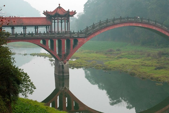  Lạc Sơn, ở tỉnh Tứ Xuyên, Trung Quốc, được cho là nơi có tượng Phật bằng đá lớn nhất thế giới.