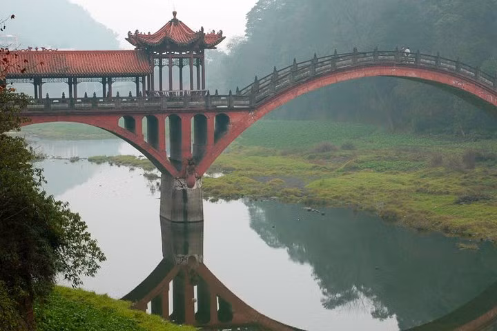  Lạc Sơn, ở tỉnh Tứ Xuyên, Trung Quốc, được cho là nơi có tượng Phật bằng đá lớn nhất thế giới.