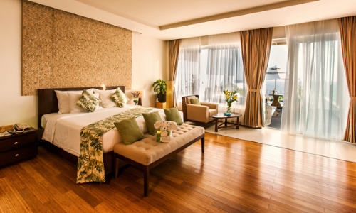 Resort gồm 126 phòng với các căn villa 3 phòng ngủ có hồ bơi riêng. 95% căn hộ và biệt thự đều hướng biển với tầm nhìn ra toàn cảnh ra đại dương. Giá từ 1,73 triệu đồng đến 15,19 triệu đồng một đêm.