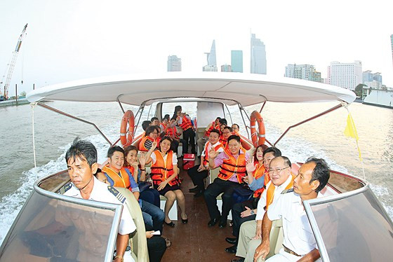  Tour cano dạo quanh sông Sài Gòn được các du khách nước ngoài ưa thích. Ảnh: HOÀNG HÙNG