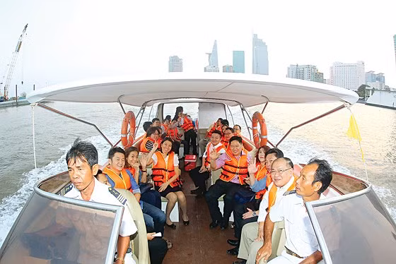  Tour cano dạo quanh sông Sài Gòn được các du khách nước ngoài ưa thích. Ảnh: HOÀNG HÙNG