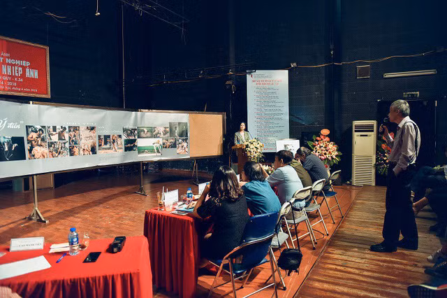  Vy tự tin trong buổi lễ tốt nghiệp