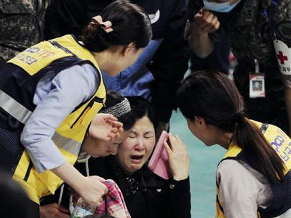 Người thân của hành khách trên chuyến phà.