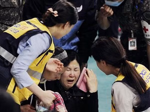 Người thân của hành khách trên chuyến phà.