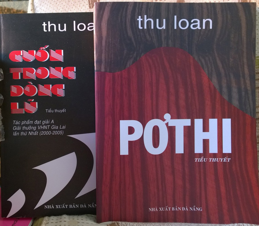 Hai 2 cuốn tiểu thuyết Cuốn trong dòng lũ và Pơ thi. Ảnh: Thu Huế Ảnh: Thu Huế