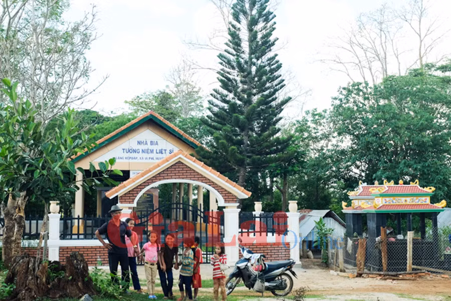  Những đứa trẻ làng Kép lớn lên trong niềm kiêu hãnh về tinh thần bất khuất thế hệ cha anh dũng cảm đánh giặc giữ làng. Ảnh: Hoàng Ngọc