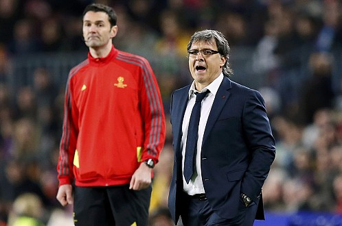 HLV Gerardo Martino (phải) sẽ rất đau đầu với việc Barcelona bị cấm tham gia chuyển nhượng một năm HLV Gerardo Martino (phải) sẽ rất đau đầu với việc Barcelona bị cấm tham gia chuyển nhượng một năm