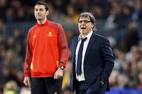  HLV Gerardo Martino (phải) sẽ rất đau đầu với việc Barcelona bị cấm tham gia chuyển nhượng một năm