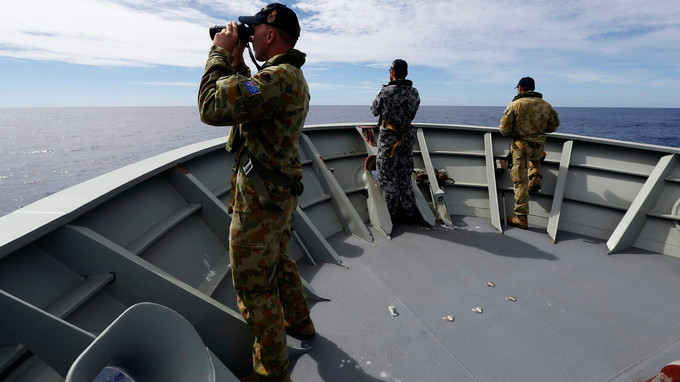  Các sĩ quan Úc quan sát mặt biển từ tàu hải quân HMAS Perth để tìm kiếm xác máy bay MH370