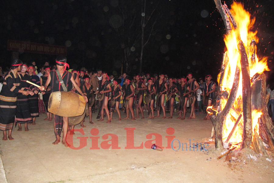 Đoàn nghệ nhân biểu diễn cồng chiêng trong đêm lửa trại. Ảnh: Trần Dung