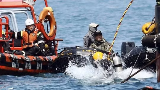 Các thợ lặn tìm kiếm hôm 25-4.