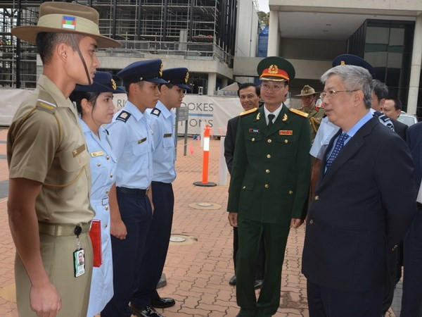 Thượng tướng Nguyễn Chí Vịnh thăm hỏi học viên Việt Nam đang theo học tại Học viên Quốc phòng Australia.