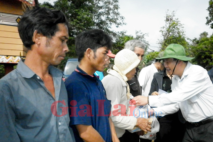 Trao quà cho người dân. Ảnh: Trần Dung