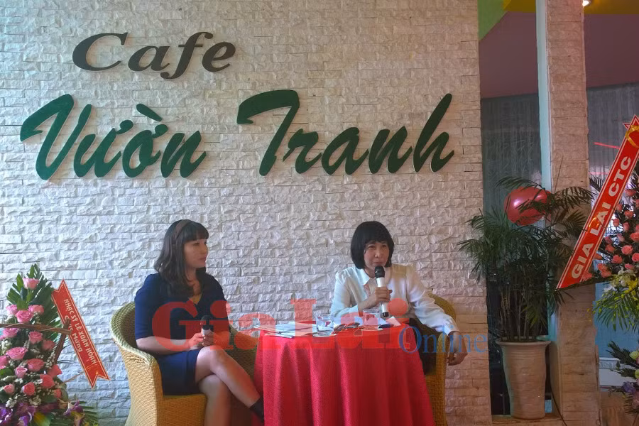  Nhà văn Thu Loan (bên phải) tại buổi giao lưu ra mắt tiểu thuyết Pơ thi. Ảnh: Thu Huế