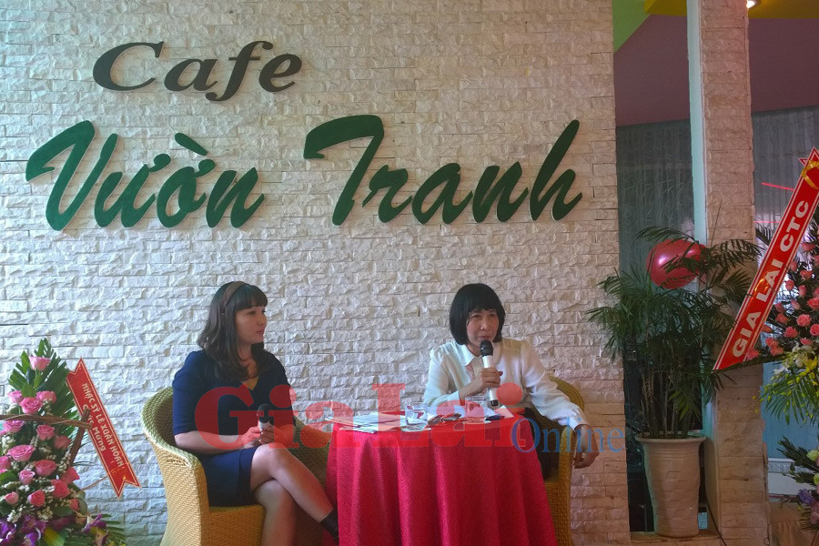 Nhà văn Thu Loan (bên phải) tại buổi giao lưu ra mắt tiểu thuyết Pơ thi. Ảnh: Thu Huế Nhà văn Thu Loan (bên phải) tại buổi giao lưu ra mắt tiểu thuyết Pơ thi. Ảnh: Thu Huế