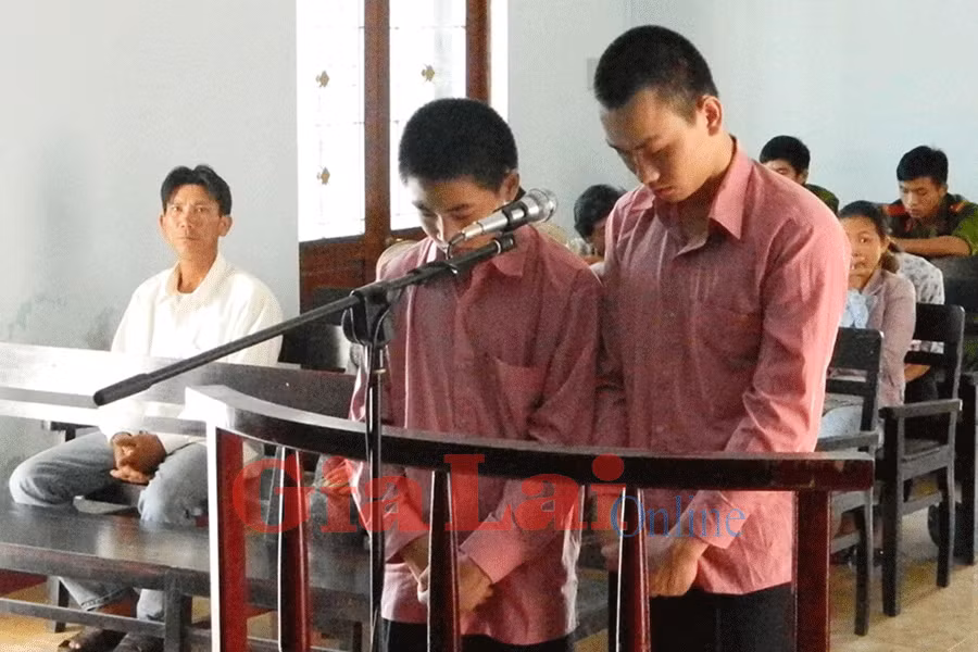 Các bị cáo trước Hội đồng xét xử. Ảnh: Văn Tố