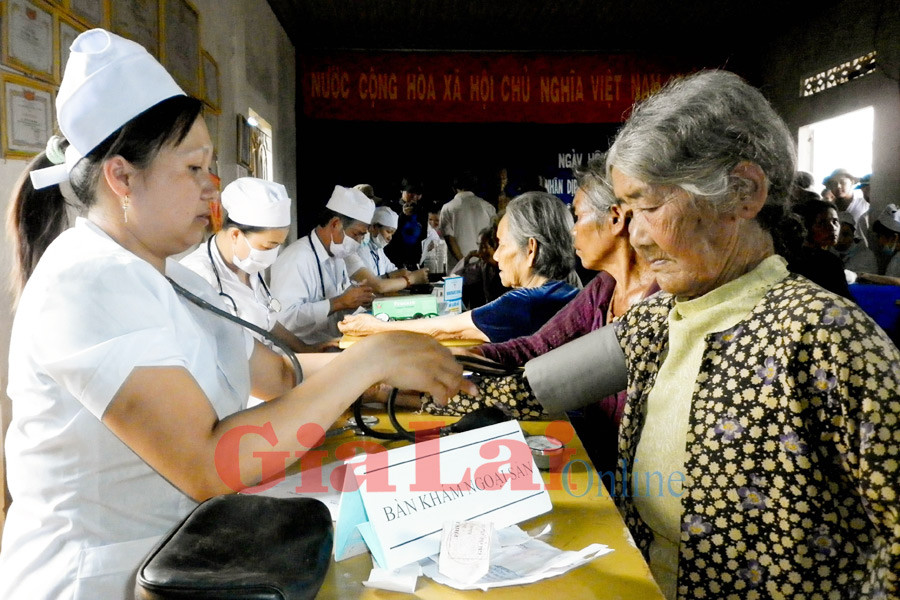 Khám và phát thuốc miễn phí cho người dân xã anh hùng. Ảnh: Trần Dung.