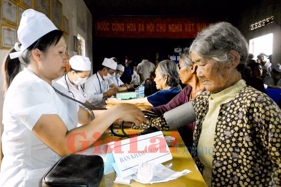 Khám và phát thuốc miễn phí cho người dân xã anh hùng. Ảnh: Trần Dung.