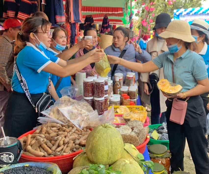 Đông đảo chị em tham quan, mua sắm tại Phiên chợ nông sản an toàn do Hội LHPN huyện tổ chức . Ảnh.Vũ Chi