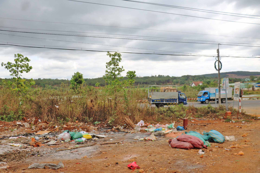 Người dân vẫn lén đổ trộm rác tại đường Nguyễn Trung Trực (TP. Pleiku) gây ô nhiễm môi trường. Ảnh: Quang Tấn Mặc dù đã được xử lý nhưng người dân vẫn lén đổ trộm rác tại đường Nguyễn Trung Trực gây ô nhiễm môi trường. Ảnh Hồng Thương