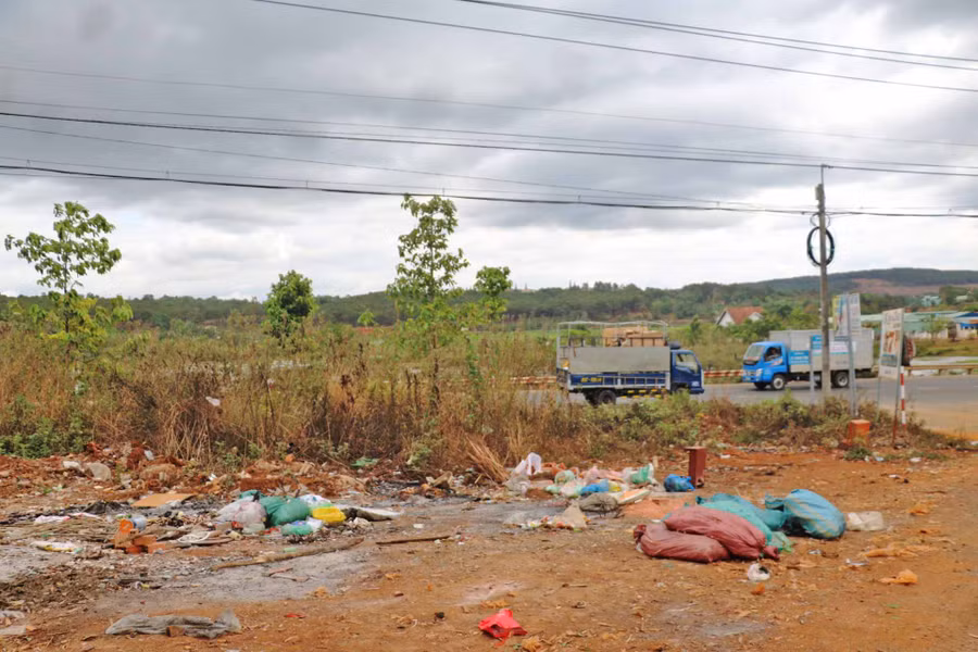 Mặc dù đã được xử lý nhưng người dân vẫn lén đổ trộm rác tại đường Nguyễn Trung Trực gây ô nhiễm môi trường. Ảnh Hồng Thương