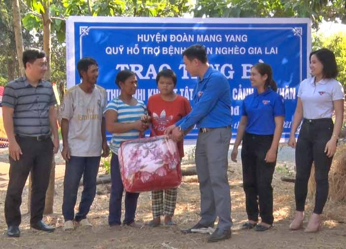 Huyện Đoàn Mang Yang đã triển khai nhiều hoạt động giúp hộ nghèo vươn lên trong cuộc sống. Ảnh: Hà Phương