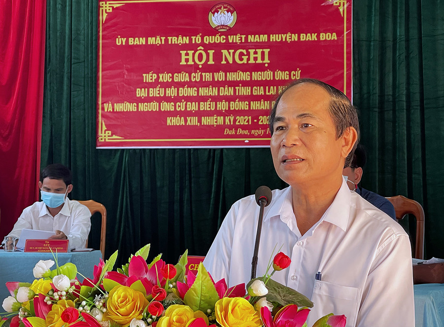 Trước cử tri xã Đak Krong (huyện Đak Đoa) Chủ tịch UBND tỉnh Võ Ngọc Thành khẳng định tỉnh sẽ có triển khai các chính sách kinh tế để nâng cao đời sống vật chất, tinh thần cho người vùng dân tộc thiểu số. Ảnh: Hoàng Ngọc