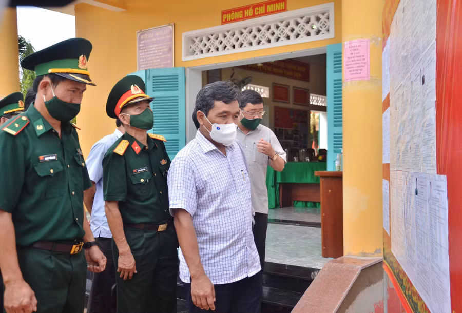 13-5 Bí thư Tỉnh ủy Hồ Văn Niên kiểm tra việc niêm yết danh sách cử tri tại Đồn Biên phòng Ia Nan-ảnh Phương Linh