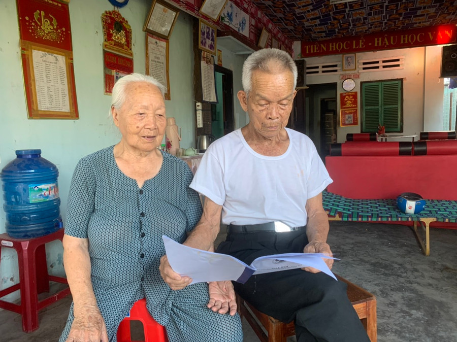 Ông Nguyễn Khánh Thọ (Chủ tịch Hội Người cao tuổi phường Đoàn Kết) cùng vợ trao đổi về những ứng cử viên trong cuộc bầu cử sắp tới.Ảnh.Vũ Chi