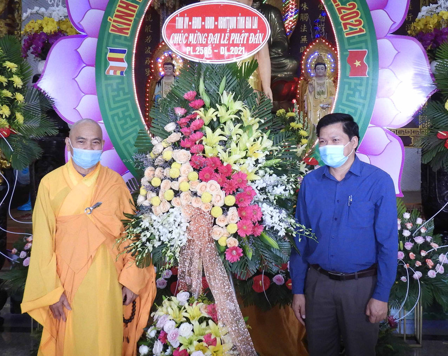 -Phó Chủ tịch Thường trực HĐND tỉnh Trương Văn Đạt (phải) trao lẵng hoa của Tỉnh ủy, HĐND, UBND, Ủy ban MTTQ Việt Nam tỉnh chúc mừng lễ Phật đản (0174)