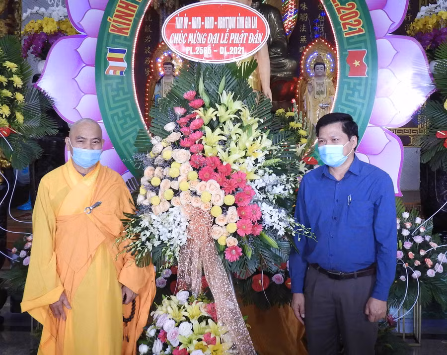 -Phó Chủ tịch Thường trực HĐND tỉnh Trương Văn Đạt (phải) trao lẵng hoa của Tỉnh ủy, HĐND, UBND, Ủy ban MTTQ Việt Nam tỉnh chúc mừng lễ Phật đản (0174)