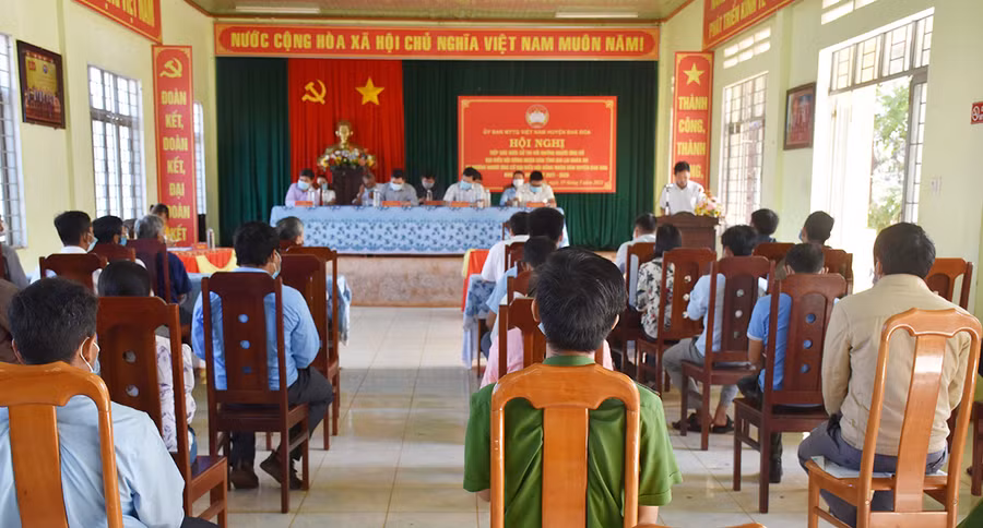 Quang cảnh buổi tiếp xúc cử tri . Ảnh: Hà Phương