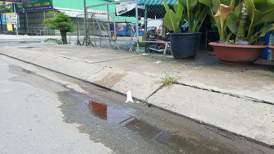  Khu vực nơi một người bị đuổi đánh nằm gục trước quán nước - ẢNH: TRẦN KHA