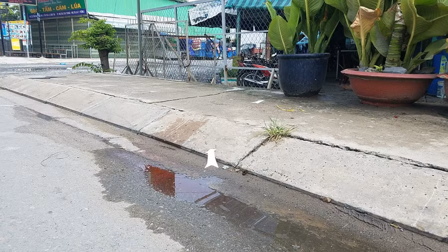  Khu vực nơi một người bị đuổi đánh nằm gục trước quán nước - ẢNH: TRẦN KHA