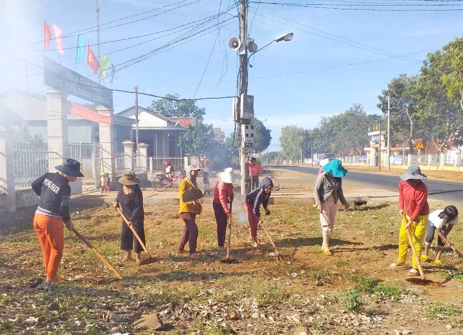 Phụ nữ làng Iắt (xã Ia Boòng, huyện Chư Prông) dọn dẹp vệ sinh các khu vực công cộng thời điểm chưa có dịch Covid-19. Ảnh: Quang Tấn Phụ nữ làng Iắt (xã Ia Bòong, huyện Chư Prông) dọn dẹp vệ sinh các khu vực công cộng. Ảnh Hồng Thương