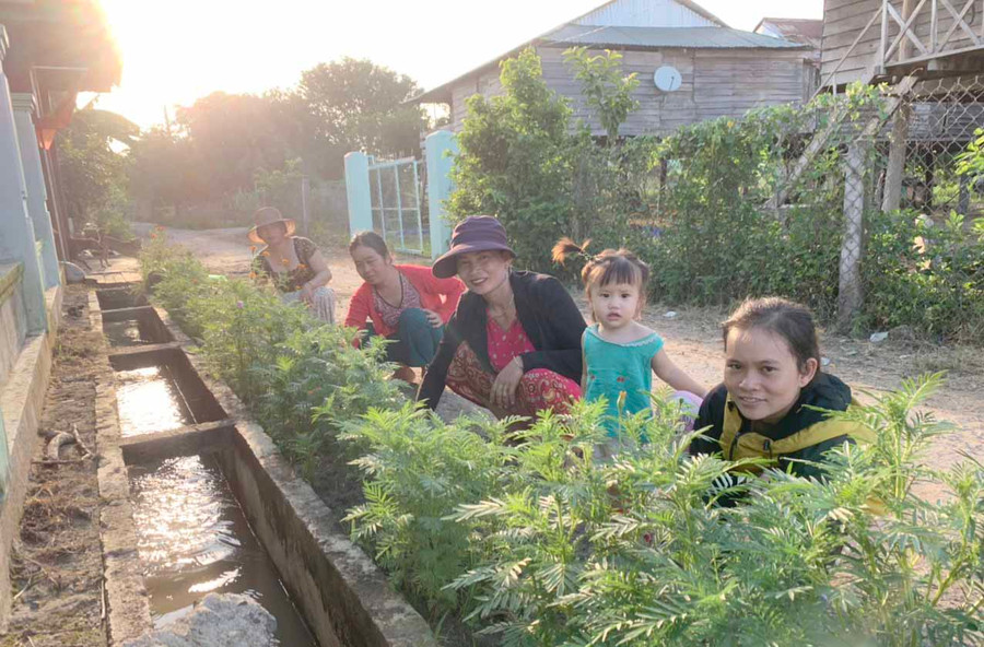 Phụ nữ xã Chư Mố chăm sóc con đường hoa, tạo cảnh quan môi trường xanh-sạch-đẹp. Ảnh: Vũ Chi