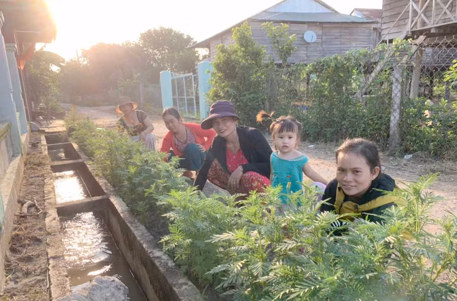 Phụ nữ xã Chư Mố chăm sóc con đường hoa, tạo cảnh quan môi trường xanh-sạch-đẹp. Ảnh: Vũ Chi