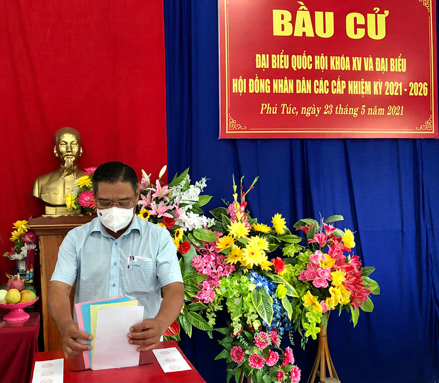 Ông Tô Văn Chánh-Bí thư Huyện ủy, Chủ tịch HĐND, Chủ tịch Ủy ban bầu cử huyện Krông Pa bỏ phiếu tại tổ bầu cử số 6 (thị trấn Phú Túc, huyện Krông Pa). Ảnh: Lê Nam Ông Tô Văn Chánh-Bí thư Huyện ủy, Chủ tịch HĐND, Chủ tịch Ủy ban bầu cử huyện Krông Pa bỏ phiếu tại tổ bầu cử số 6 (thị trấn Phú Túc, huyện Krông Pa). Ảnh: Lê Nam