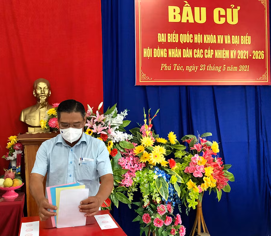 Ông Tô Văn Chánh-Bí thư Huyện ủy, Chủ tịch HĐND, Chủ tịch Ủy ban bầu cử huyện Krông Pa bỏ phiếu tại tổ bầu cử số 6 (thị trấn Phú Túc, huyện Krông Pa). Ảnh: Lê Nam